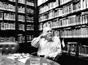 El escritor y publicista en su biblioteca n Foto: Guillermo Sologuren