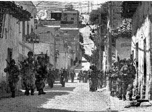 Tropas del ejrcito boliviano patrullan el poblado de Achacachi despus de un enfrentamiento entre soldados y campesinos indgenas aymaras n Foto: Ap