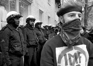 Los manifestantes desplegaron varias protestas contra el FMI-BM por el centro de Washington, y tambin hostigaron la figura del director general de la OMC, MIchael Moore. Las fuerzas policiacas mantienen un fuerte despliegue de seguridad en el rea n Fotos: Reuters
