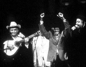 Arriba, el cineasta alemn Wim Wenders, con el compositor estadunidense Ry Cooder; y en la imagen inferior una escena del filme: Eliades Ochoa, Ibrahim Ferrer y Juan de Marcos n Foto: Cortesa de Latina, distribuidora de cine independiente