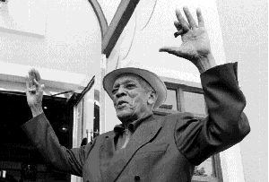 La inspiracin nunca termina. Soy muy romntico, me gustan las flores, las mujeres y los grandes amigos, dice el afamado intrprete cubano n Foto: Omar Meneses