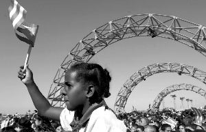 Frente a la Seccin de Intereses de Estados Unidos en La Habana, miles de personas exigen que el nio Elin Gonzlez sea repatriado a Cuba n Foto: Reuters