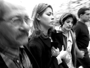 Marisleysis Gonzlez, prima del balserito, sale de una corte en Washington, adonde acudi para pedir que le dejen reunirse con el menor n Foto: Ap