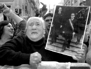 Con un retrato del derrocado Salvador Allende, manifestantes exigen el desafuero del ex dictador Augusto Pinochet, afuera de los tribunales n Foto: Ap