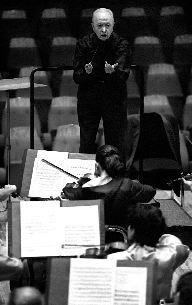 Herrera de la Fuente: ÔÔEstoy en contra de las interpretaciones. Creo que a la msica se le busca, no se le interpretaÕÕ n Foto: Frida Hartz