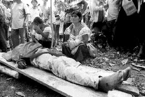 En Chiln, la madre de Antonio Gmez Lpez, de 15 aos de edad, llora ante el cuerpo del menor, quien muri a consecuencia de un disparo de arma de fuego el pasado martes n Foto: Oscar Len