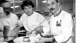En la cocina del Fouquets de Pars, Guy Martin con Raymond n Foto: Duilio Rodrguez