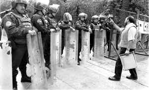 policia-cnte-embajada-eu-jpg