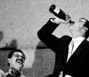 celebrando la derecha su
victoria