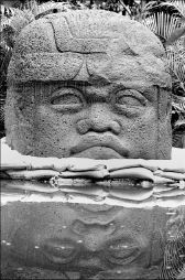 Ťolmeca-cabeza-inun-j