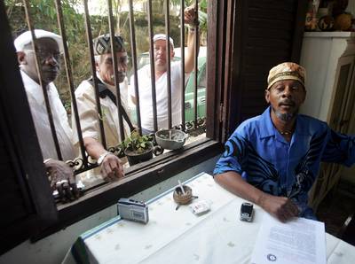 Sombr&iacute;os augurios de la santer&iacute;a para 2006