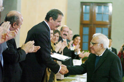 Monsiv&aacute;is zarandea a Abascal en Los Pinos