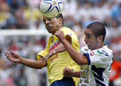 Pumas despluma 3-1 a Am&eacute;rica y busca clasificar