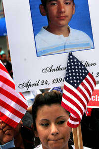 Homenaje a v&iacute;ctima de la xenofobia