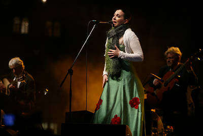 El canto de Madredeus ilumina el Z&oacute;calo