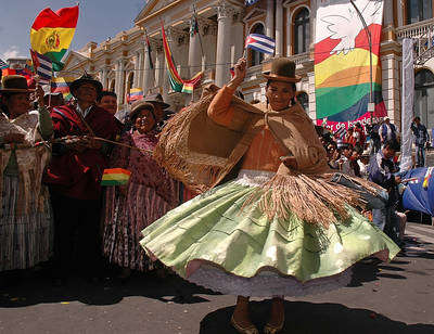 Nacionaliza Evo Morales energ&eacute;ticos