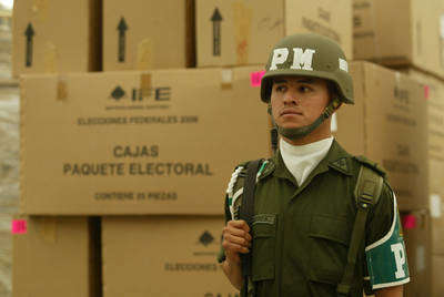 Paqueter&iacute;a electoral bajo resguardo