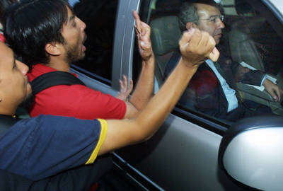 Increpan a Calder&oacute;n