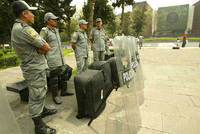 Retenes por doquier en San L&aacute;zaro