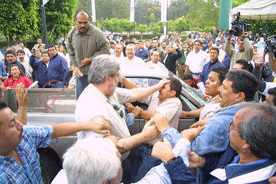 Sucesi&oacute;n con batalla campal en el SNTSS