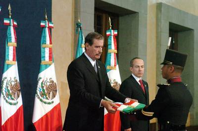 Entre militares, asume Calder&oacute;n en Los Pinos