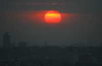 Puesta de sol en Manila en medio de los cada vez más frecuentes bancos de neblina. Mientras, en Bangkok, expertos alertan sobre la urgencia de frenar la emisión de gases con efecto invernadero a la atmósfera, responsables del cambio climático