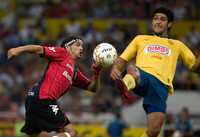 El ex americanista Reinaldo Navia pelea el balón con Diego Cervantes durante el encuentro celebrado en Guadalajara