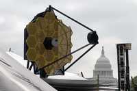 Modelo a escala del telescopio James Webb, expuesto en la capital estadunidense