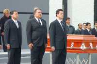 El gobernador Enrique Peña Nieto (derecha) encabezó un homenaje a los guardaespaldas de sus hijos, abatidos en Veracruz la noche del pasado jueves