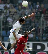 El brasileño Cacau (derecha), del Stuttgart, considerado el mejor jugador del partido ante Bochum, lucha por el balón con Anthar Yahia