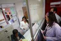 Mariana Gómez del Campo, presidenta del PAN capitalino, durante su visita al Hospital Materno-Infantil de Inguarán, ayer, con el propósito de entregar un documento al director del hospital, quien no se encontraba