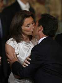 Tras asumir el cargo como presidente de Francia, Nicolas Sarkozy besó a su esposa, Cecilia, ayer en el palacio del Elíseo
