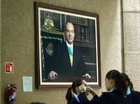 Una de las dos fotografías de Felipe Calderón que causaron división en la sede nacional del PAN, por lo que ya fueron retiradas