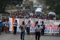 Opositores a la hidroeléctrica La Parota marcharon por la carretera federal Acapulco-Pinotepa Nacional hasta la comunidad El Bejuco, donde impidieron que se realizara la asamblea para decidir sobre el proyecto de infraestructura. Grupos a favor y en contra de la obra llegaron a la reunión armados con palos y machetes
