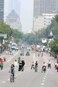 Cientos de ciclistas aprovecharon ayer las avenidas destinadas para el segundo paseo dominical en bicicleta. Aquí, en avenida Juárez