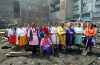 Con palas y picos en mano, las mazahuas empezaron a hacer realidad su sueño de tener una vivienda propia