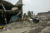 Los trabajos de demolición y acopio de refacciones listas para la compactación continúan en el predio La Ford, en Iztapalapa