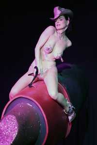 Dita Von Teese presenta un performance como parte del amfAR, proyecto en la lucha contra el sida