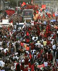 Aficionados del AC Milán recibieron con vítores a los jugadores