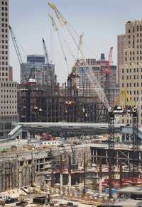 Trabajos de construcción de las Torres de la Libertad, en Nueva York, donde estuvo el World Trade Center. Especialistas opinan que mientras la crisis inmobiliaria en Estados Unidos no sea controlada, no se podrá esperar un crecimiento económico importante