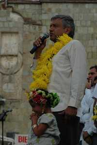 Andrés Manuel López Obrador concluyó su tercer día de gira por Oaxaca con un mitin en la Plaza de la Danza