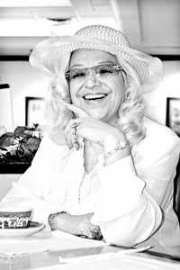 La pintora, escultora y musicóloga Estrella Newman, biógrafa de La Bandida, en la década de los años 70 y en la actualidad (en foto de Roberto García)