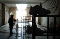 Tras el operativo nocturno, elementos de la SSP y de la AFI resguardaron las instalaciones de Plaza Costa Rica y Tepiplaza, ambas expropiadas por el Gobierno del Distrito Federal