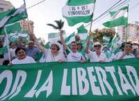 Pobladores de diferentes provincias de Bolivia se manifiestan en la plaza principal la ciudad de Santa Cruz, ayer, en demanda de autonomía del gobierno central de Evo Morales