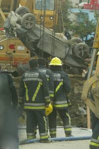 El joven que cay&oacute; a una grieta en Iztapalapa sigue desaparecido