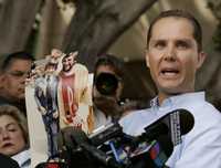 Lee Bashforth, portavoz de la Red de Sobrevivientes de Abusos Sexuales de Sacerdotes de Los Angeles, muestra una fotografía que le fue tomada al término de su primera comunión