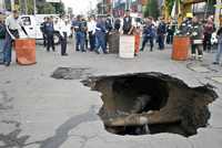 Debido a las lluvias que han azotado a la ciudad de México en estos días, en el cruce de la Calzada Vallejo con las calles Norte 45 y Poniente 152, colonia Industrial Vallejo, delegación Azcapotzalco, se abrió una grieta de aproximadamente siete metros de diámetro y cuatro metros de profundidad. De acuerdo con personal de Protección Civil el hoyo se originó a causa del reblandecimiento de la tierra por la lluvia