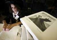 Kristin Turgeon, niña invidente de 11 años de edad, lee la versión en Braille del volumen final de la saga de Harry Potter, en Boston, Massachussets