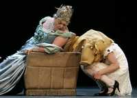 El Festival de Salzburgo cambió su obra de apertura. Una fiesta para Boris, dirigida por el alemán Christiane Pohle, sustituyó a Jedermann, de Hugo von Hofmannsthal. Las imágenes, en las que aparecen las actrices Nadine Geyersbach y Vivian de Muynck, fueron captadas durante el ensayo general de Una fiesta para Boris, del austriaco Thomas Bernhard.