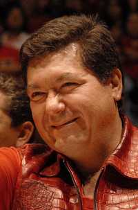 La lideresa magisterial Elba Esther Gordillo arremetió ayer contra el candidato priísta a la gubernatura de Baja California, Jorge Hank Rhon, y llamó a los maestros a votar por el aspirante panista